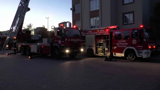 10 katlı apartmanın çatısında çıkan yangını itfaiye söndürdü