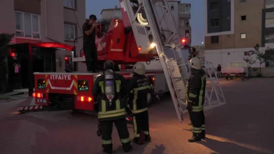 10 katlı apartmanın çatısında çıkan yangını itfaiye söndürdü