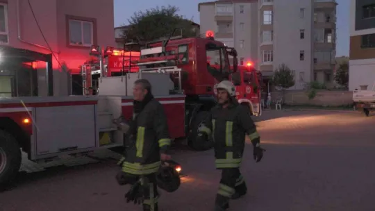 10 katlı apartmanın çatısında çıkan yangını itfaiye söndürdü