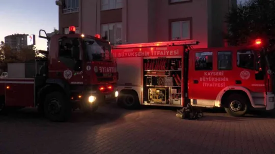 10 katlı apartmanın çatısında çıkan yangını itfaiye söndürdü