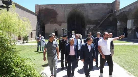 1240 yılında Selçuklu veziri tarafından yaptırılan Karatay Hanı'nda inceleme