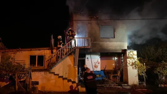 2 katlı müstakil ev yangında kül oldu