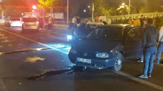 2 otomobil çarpıştı: 5 yaralı