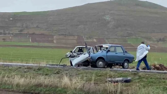 2 otomobilin kafa kafaya çarpıştığı kazada 1 kişi hayatını kaybetti