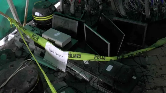 20 kamyonet çalıntı malzeme emniyet bahçesinde sergilendi, sahiplerini bekliyor