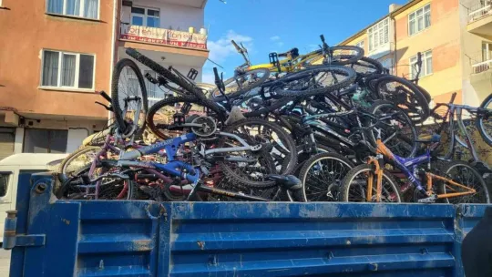 20 kamyonet çalıntı malzeme emniyet bahçesinde sergilendi, sahiplerini bekliyor