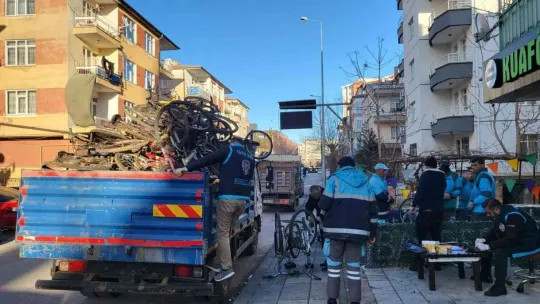 20 kamyonet çalıntı malzeme emniyet bahçesinde sergilendi, sahiplerini bekliyor