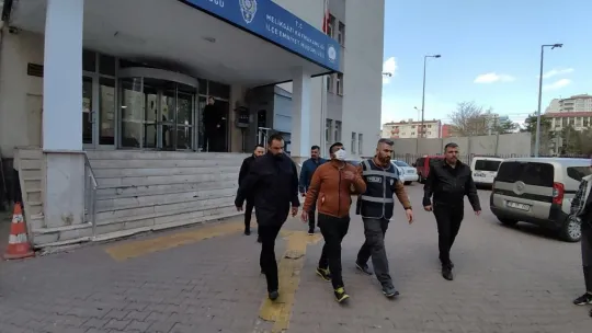 25 yıl 9 ay kesinleşmiş hapis cezası bulunan hırsızlık zanlısı polisten kaçamadı
