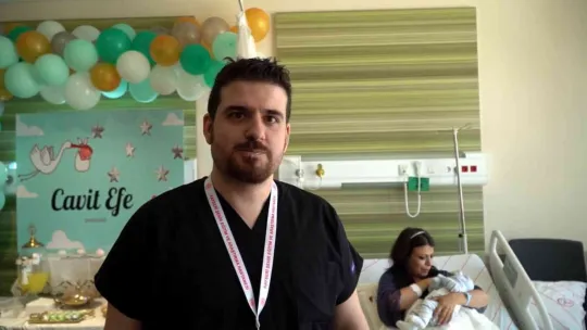 3 bin 652'nci doğumunda kendi bebeğini kucağına aldı