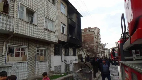 3 katlı binada çıkan yangın korkuttu