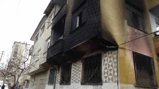 3 katlı binada çıkan yangın korkuttu