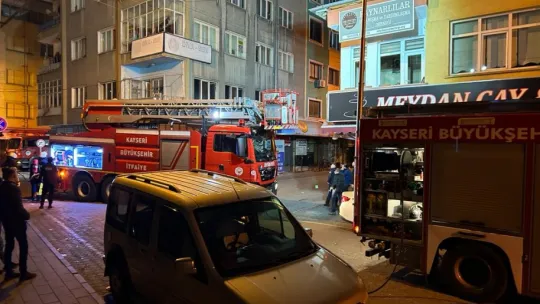 3 katlı binada çıkan yangın söndürüldü