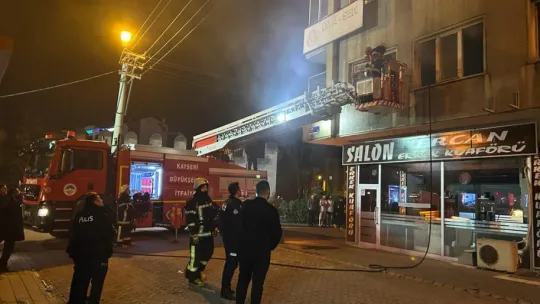 3 katlı binada çıkan yangın söndürüldü
