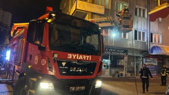 3 katlı binada çıkan yangın söndürüldü