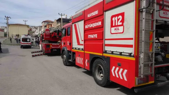 3 katlı binanın çatı katı yandı