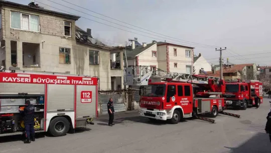 3 katlı binanın çatı katı yandı