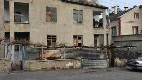3 katlı binanın çatı katı yandı
