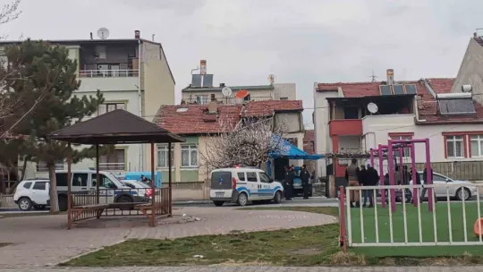 3 kattan düşen genç kız ağır yaralandı