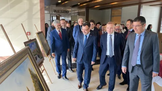 30 yılda çizdiği resimleri çalıştığı adliyede sergiledi