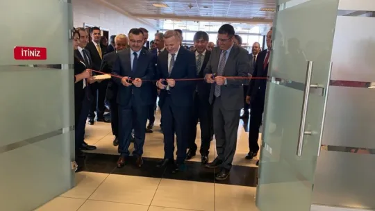30 yılda çizdiği resimleri çalıştığı adliyede sergiledi
