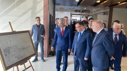 30 yılda çizdiği resimleri çalıştığı adliyede sergiledi