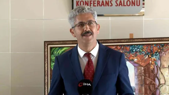 30 yılda çizdiği resimleri çalıştığı adliyede sergiledi