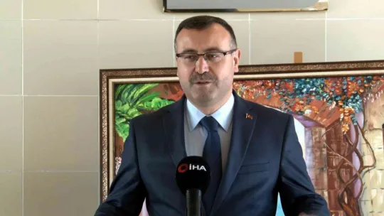 30 yılda çizdiği resimleri çalıştığı adliyede sergiledi