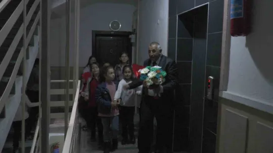 43 yıl önceki öğretmeninin gününü meslektaşı olarak kutladı