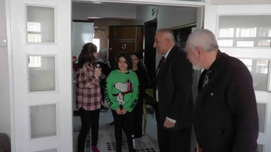 43 yıl önceki öğretmeninin gününü meslektaşı olarak kutladı