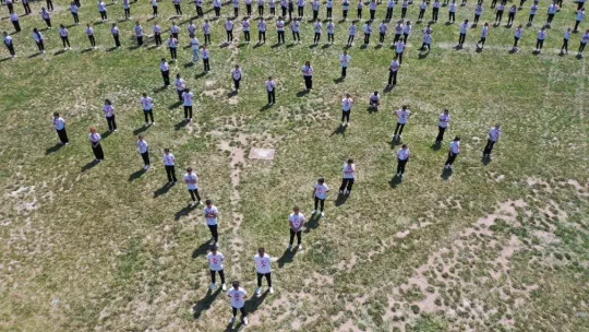 500 öğrenciden ay-yıldızlı 'zeybek' gösterisi