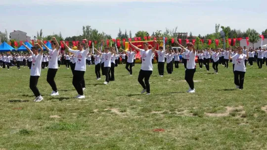 500 öğrenciden ay-yıldızlı 'zeybek' gösterisi