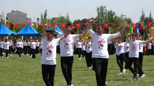 500 öğrenciden ay-yıldızlı 'zeybek' gösterisi
