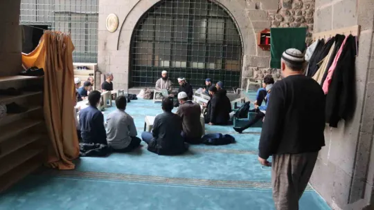 774 yıllık medresede itikafa girdiler