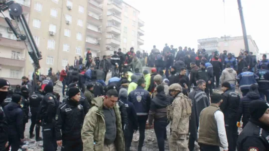 9 katlı binanın enkazında arama çalışmaları devam ediyor