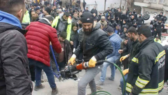 9 katlı binanın enkazında arama çalışmaları devam ediyor