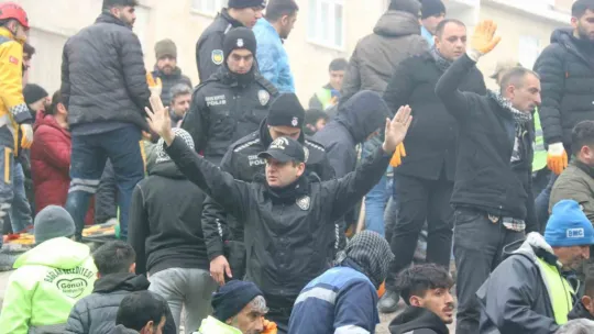 9 katlı binanın enkazında arama çalışmaları devam ediyor