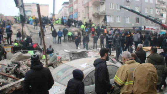 9 katlı binanın enkazında arama çalışmaları devam ediyor