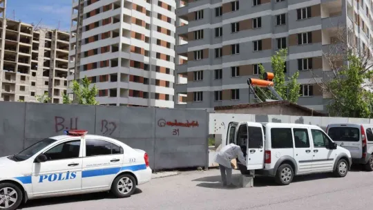 9'uncu kattan atladı, ağır yaralandı