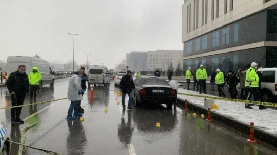 Adliyenin önünde kanlı pusu: 1 ağır yaralı
