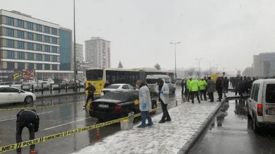 Adliyenin önünde kanlı pusu: 1 ağır yaralı