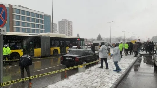 Adliyenin önünde kanlı pusu: 1 ağır yaralı