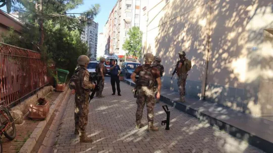 Ailesinden 9 kişiyi rehin aldı