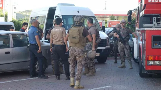 Ailesinden 9 kişiyi rehin aldı