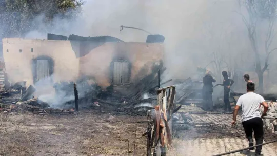 Ailesine kızdı, evi ateşe verdi