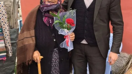 AK Parti Tomarza'da annelere çiçek verdi
