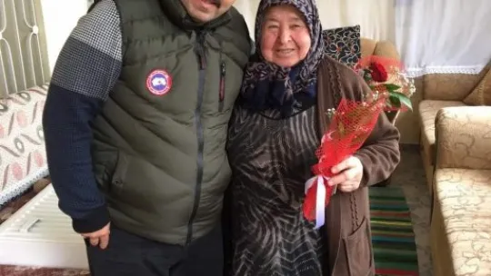 AK Parti Tomarza'da annelere çiçek verdi