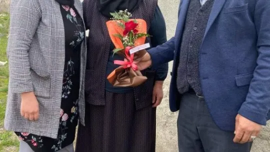 AK Parti Tomarza'da annelere çiçek verdi