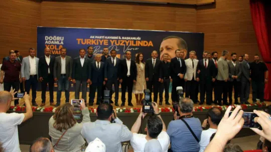 AK Partili Özhaseki'den Özdağ'a: 'Bir kırmızı plakalı araç gösterdiler diye niye kendinden geçtin?'