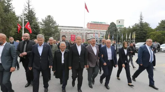 Akar: 'Bu millet, teröristlerle arasına mesafe koyamayanlarla arasına mesafe koyacaktır'