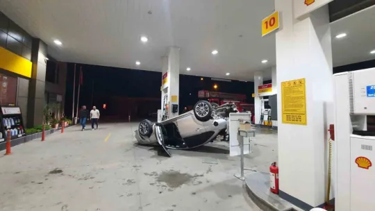 Akaryakıt istasyonunda faciadan dönüldü: Kaza yapan otomobil pompa önünde takla attı